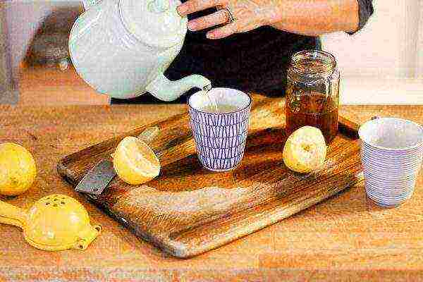 Preparing water with honey and lemon