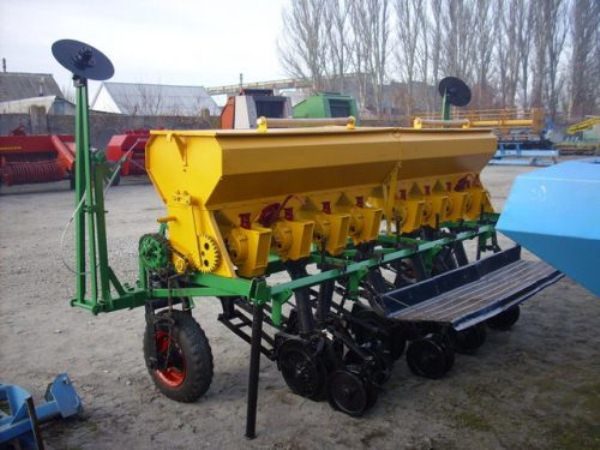 Seeder for planting garlic in 3 rows