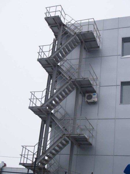 Emergency industrial ladder of multi-flight type.
