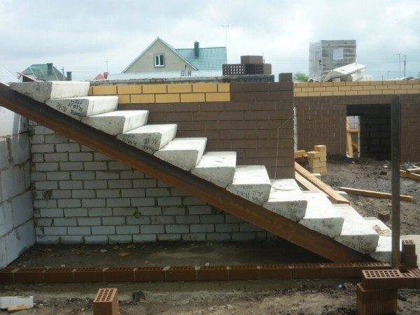 Escalier en béton sur limons métalliques