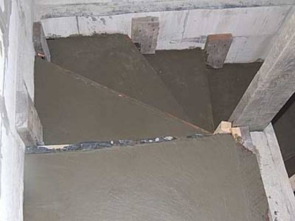 Fából készült zsaluzat és cementhabarcs segítségével a helyszínen betonlépcső készíthető.