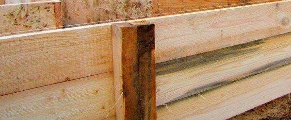 The side parts of the formwork can be made from wooden panels