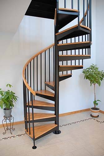 Középasztal és korlátos lépcsők - a design elegáns és egyszerű egyszerre