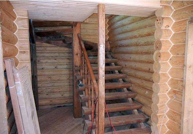 Escalier en bois à faire soi-même à partir d'une demi-bûche