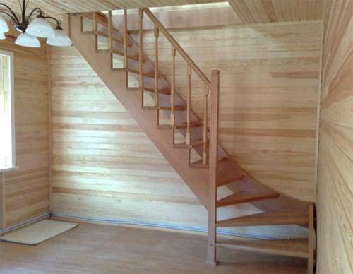 Wooden staircase to the second floor with a turn of 90⁰