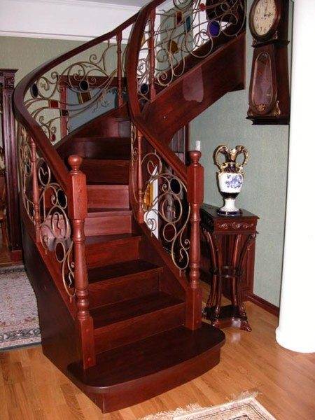 Escalier en bois après restauration