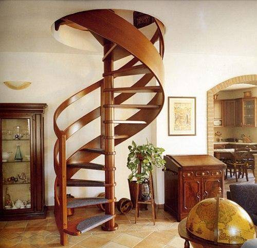 Ang kahoy na spiral staircase para sa mga cottage sa tag-init ay isang mahusay na solusyon