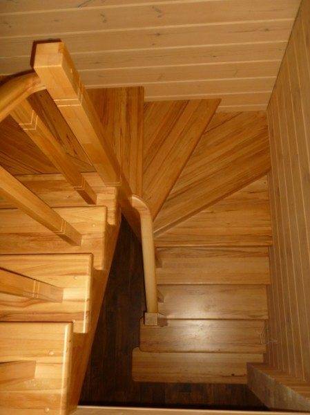 Fa feltekercselő lépcső