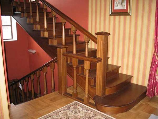 A fából készült lépcsők népszerűek voltak és továbbra is a magánépítésben.