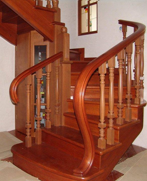 Gyönyörű lépcsők - áttekintés a fa és kovácsolt alkotásokról