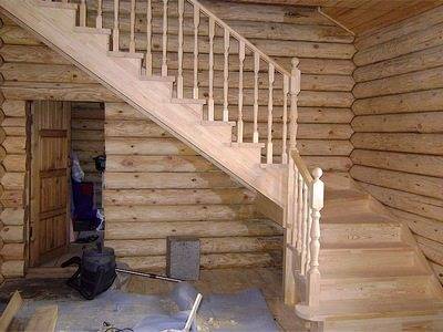 Egy faház és egy lépcső a második emeletre.