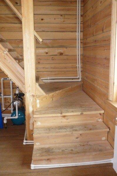 Rotating stairs require the use of run-down steps, usually made in a trapezoidal or triangular shape.