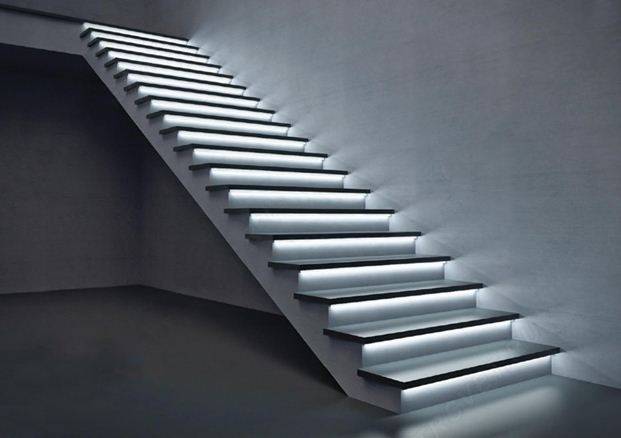 A lépcsők hatékony megvilágítása miatt a szerkezet szárnyal a levegőben
