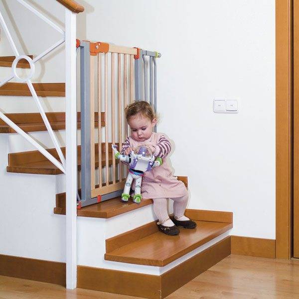 Ha kisgyermekek vannak a házban, akadályt kell biztosítani a sérülések elkerülése érdekében.