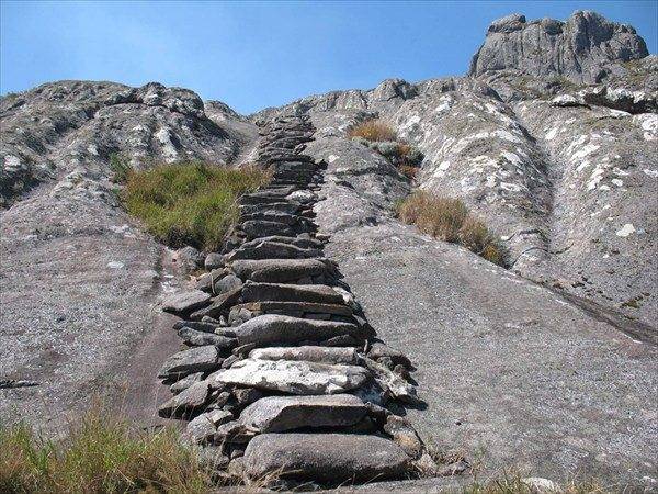 Cet escalier est vieux de plusieurs siècles. Découvrons ce qui a changé dans la construction depuis l'époque de sa jeunesse.