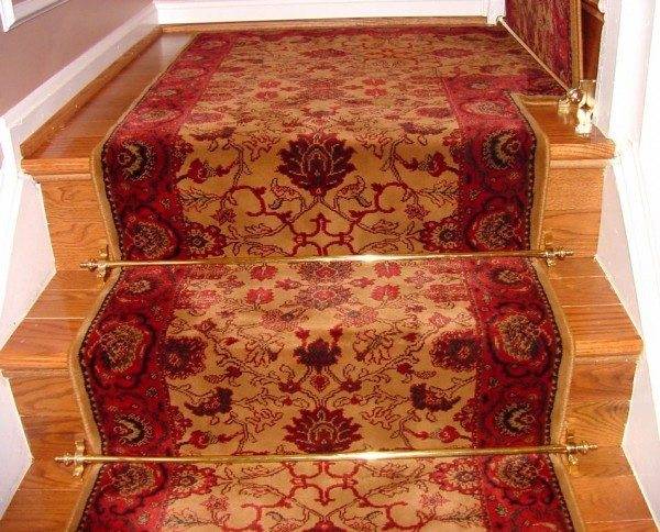 A gyári szőnyegtartók meglehetősen elegánsak és harmonikusak a különböző típusú és típusú lépcsőkön.