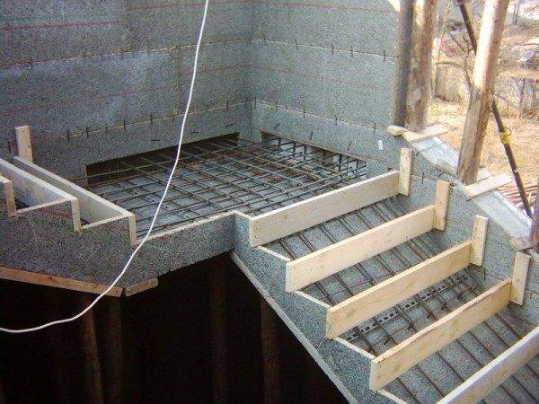 Larawan - formwork ng hagdanan.