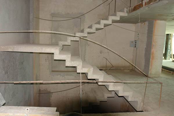 Les escaliers en béton armé sont un élément architectural beau et pratique