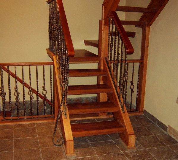 Fotografia unei scări de lemn.