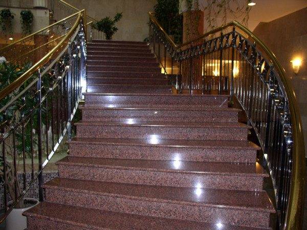 Fénykép lépcsőkről és lépésekről gránitból
