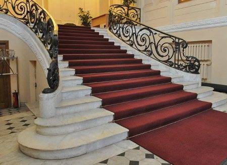 Photo d'un escalier avec un tapis.