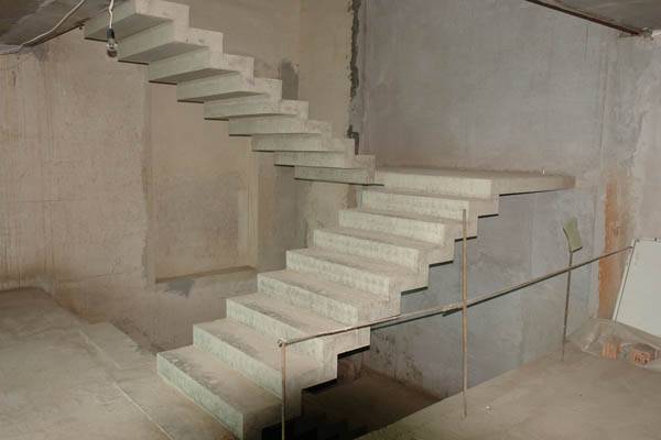 Fotó egy monolit vasbeton lépcsőről.