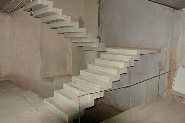 Photo d'un escalier monolithique en béton armé.