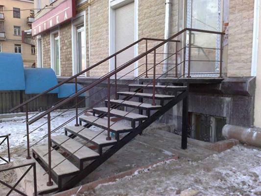 Photo of an outdoor staircase.
