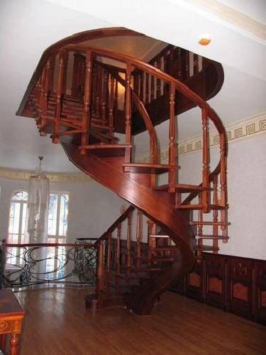 Fotografie a scării în spirală originale care decorează interiorul