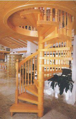 A csigalépcsőkben a legfontosabb a fő tartó, amelyet biztonságosan rögzíteni kell két emelet padlójához és mennyezetéhez