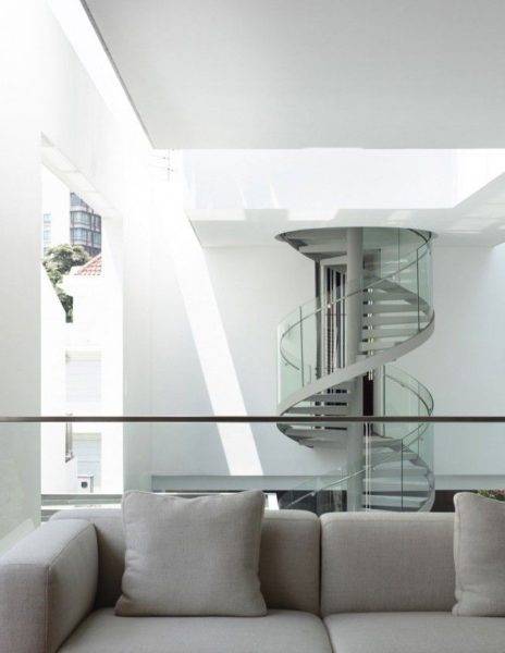 Escalier en colimaçon dans un intérieur moderne