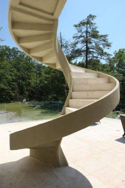 Fa lépcső helyreállítása: a munka árnyalatai részletesen