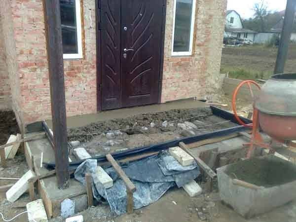 Hogyan kell megfelelően önteni a ház verandáját betonkeverő segítségével