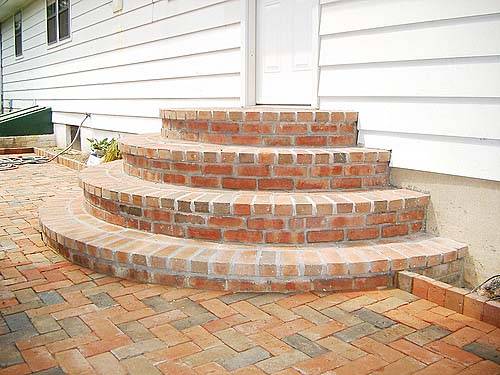 Semicircular brick masonry in the form of steps