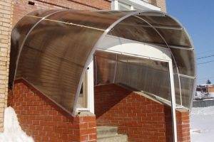 Brick porch na may polycarbonate canopy