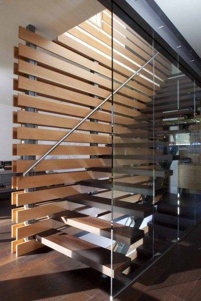 A fém, fa, üveg és kő kombinációja a modern lépcsőgyártás normája.