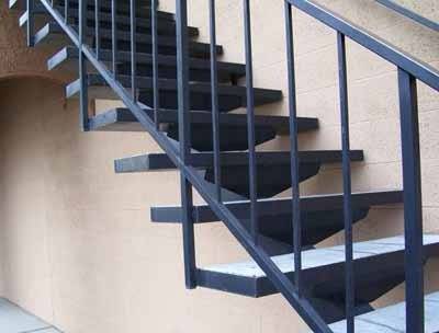 The design is quite simple, especially when it is based on one central stringer, it is only necessary to agree on the ascent angle and correctly orient the iron railings for the stairs
