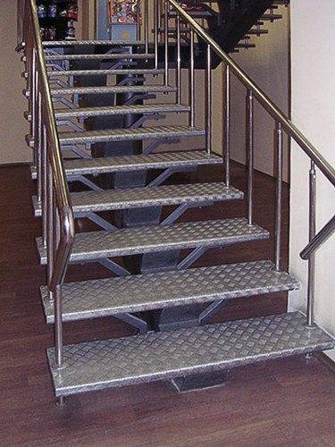 Fa lépcsők és korlátok: harmonikus kialakítás