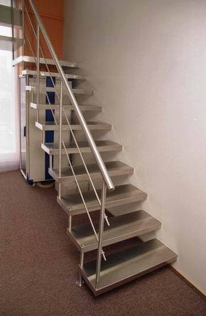 Folding attic stairs: a compact solution
