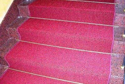 Le tapis est un excellent matériau pour les étapes de finition