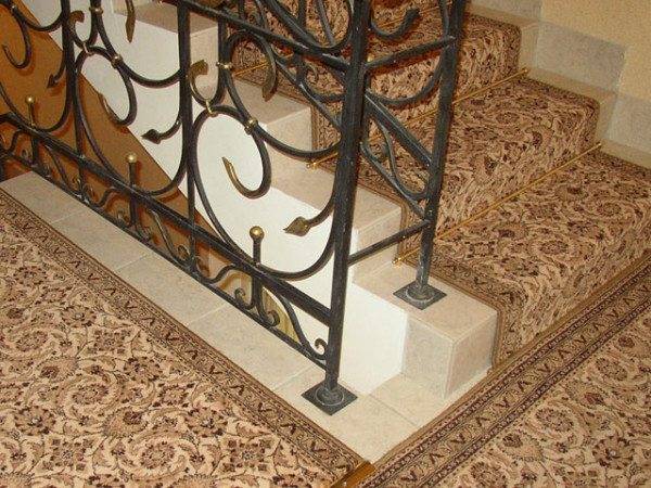 A lépcsőn lévő szőnyegfutók hangsúlyozhatják az ünnepélyes pillanat, az ünneplés vagy a vendégek találkozásának fontosságát.