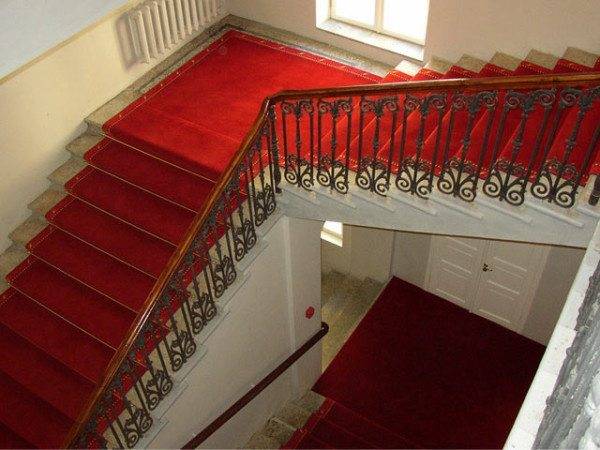 A szőnyegek sokkal szilárdabbá teszik a lépcsőt.