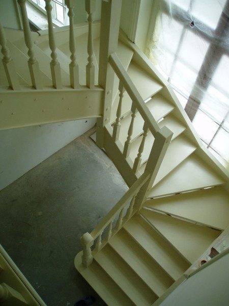 Beautiful turning staircase made of "white" oak: the price of the material is not small, but the construction is worth it
