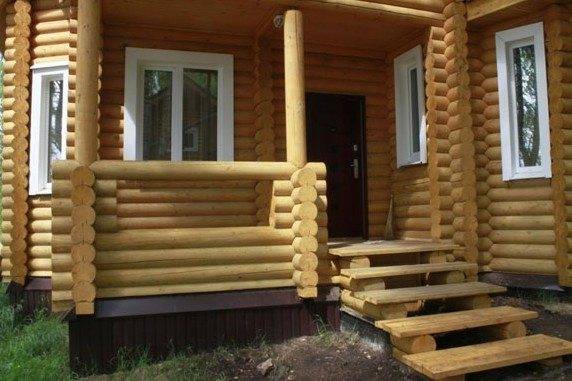 Veranda egy fából készült verandán egy vidéki házban