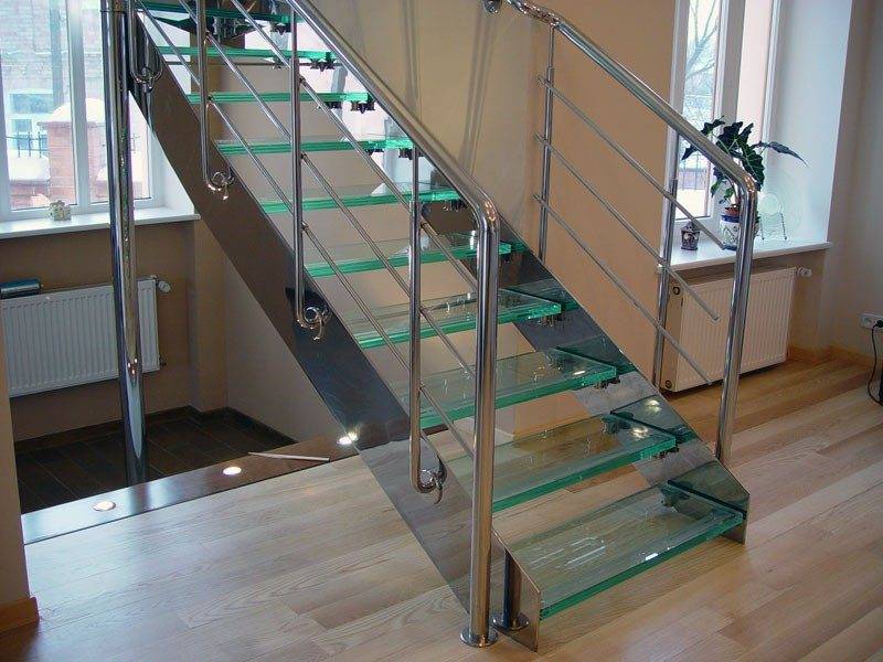 Lépcső íjszálon - edzett üveg lépcsők speciális hornyokba illesztve