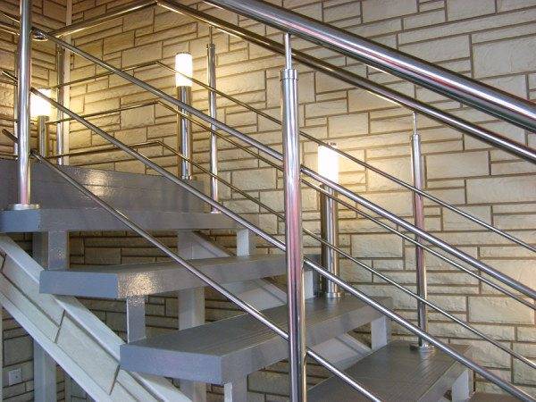 Rozsdamentes acélból készült lépcsőkorlát beltéren