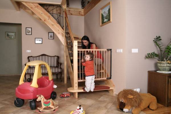 A lépcsőház kapuja biztos módja annak, hogy gyermeke biztonságban legyen.