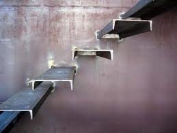 Rama scării sub forma unui canal de beton