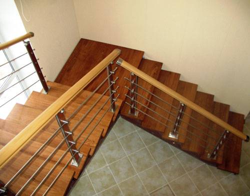 A vidéki ház második emeletére vezető lépcső hagyományosan fából készült.