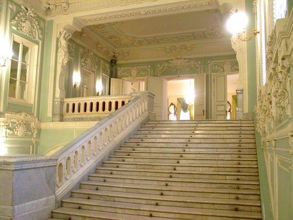 Un escalier de cette taille dans un petit chalet serait clairement redondant. Dans cet article, nous allons essayer de trouver un minimum raisonnable.